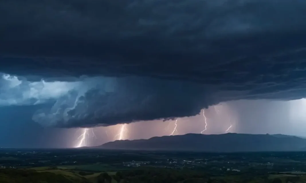 Molti si domanderanno perché le previsioni meteorologiche avanzate alimentano e migliorano le misure di sicurezza informatica. Non è qualcosa di inusitato dato che l'anticipazione delle interruzioni di corrente generate dalle tempeste e l’acquisizione di informazioni sui modelli di attacchi informatici stagionali hanno elementi congiunti - che è opportuno conoscere - dato che non possiamo più permetterci di risolvere tali rischi in modo frammentato e isolato.