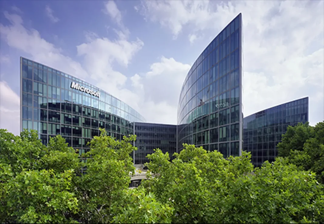 Microsoft ha annunciato una nuova iniziativa per rafforzare la difesa della sicurezza informatica in Europa, un Programma di Sicurezza che ha il duplice obiettivo di porre l'Intelligenza Artificiale al centro del lavoro come strumento di protezione per le tradizionali esigenze di sicurezza informatica e di rafforzare la protezione delle infrastrutture digitali.