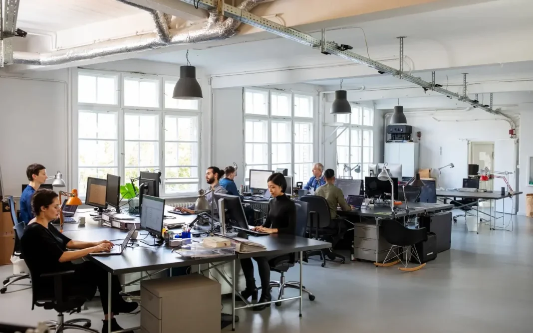 Il cloud computing sta rivoluzionando il modo in cui operano le PMI, in quanto offre alle aziende la flessibilità di accedere ai dati da qualsiasi luogo con una connessione Internet. Le PMI, adottando la tecnologia cloud, possono migliorare l'efficienza, ridurre i costi e scalare le proprie attività senza problemi.