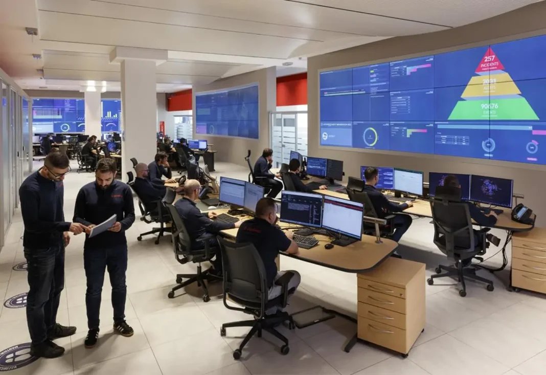 Pochi giorni fa gli inviati del TG1 sono entrati nel Security Operation Centre di Chieti, il cuore della difesa cibernetica di Leonardo, guidati da Stefano Pontecorvo, Presidente del colosso della difesa.