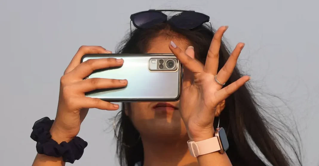 Dall'India giunge notizia che il Governo ha reso obbligatoria per i produttori di smartphone l'installazione di un'applicazione di sicurezza informatica su tutti i dispositivi di nuova produzione venduti nel Paese.